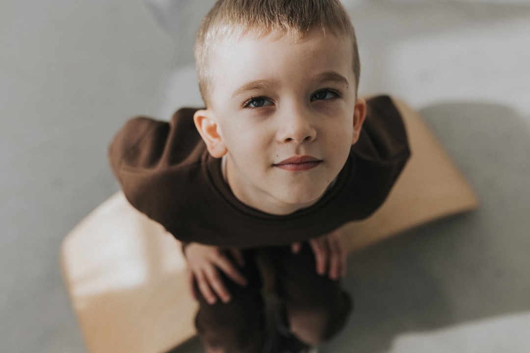 Bluza oversize dziecięca czekoladowa basic Nooply
