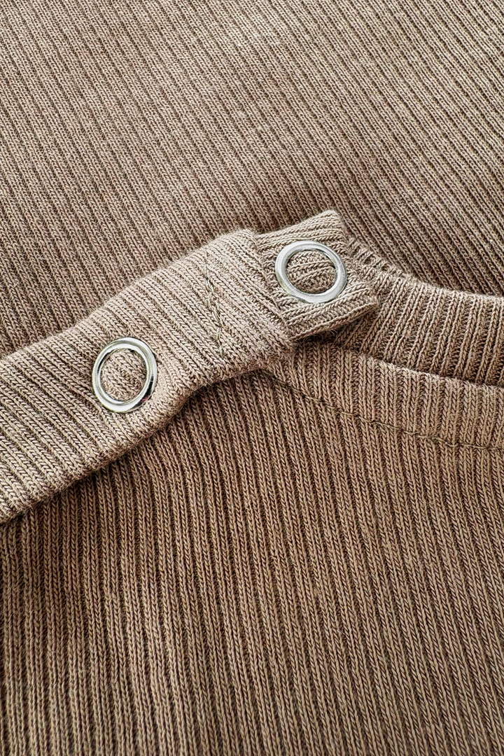 LONGSLEEVE BASIC_MOCHA 1080 detal.png